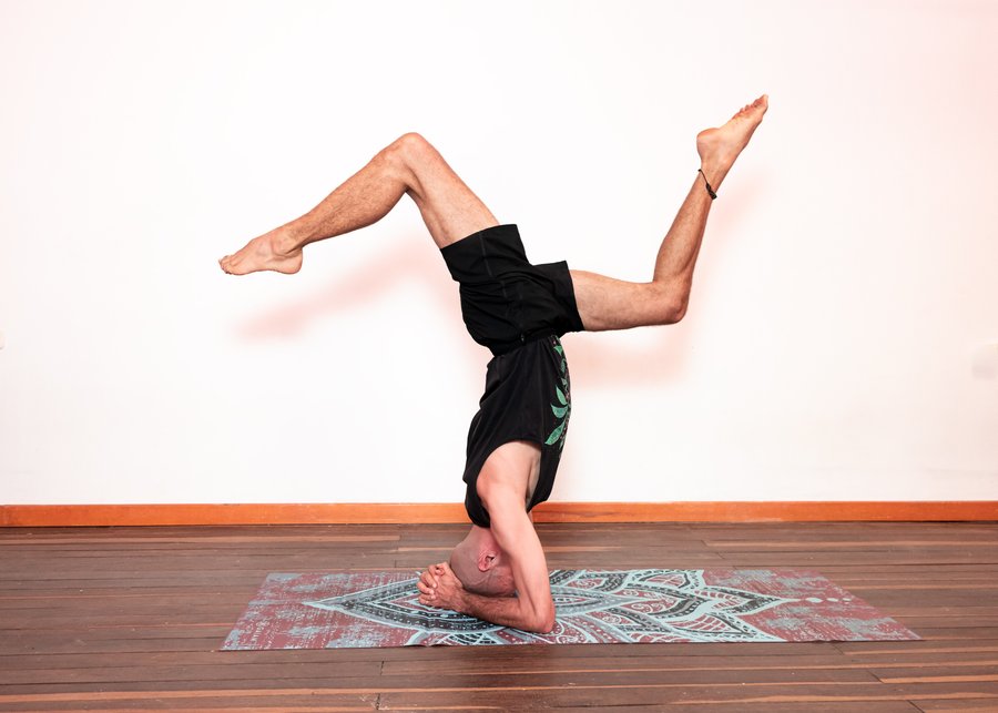 Dominik Wagner in a headstand